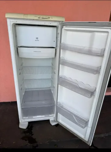 Geladeira Electrolux boa e barato dou garantia entrego 