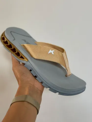 Chinelo Kenner Rakka Grey & Gold | Tecnologia Re.Amp, Amortecedor Dourado e Estilo Premium