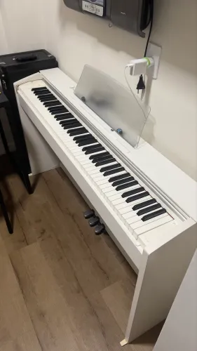 Piano Digital Casio Privia PX-770 Branco 88 Teclas C/ Pedais