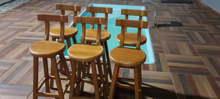 Vendo banquetas de madeira preço por unidade