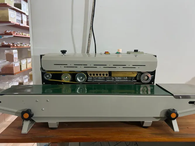 Seladora Contínua Automática com Esteira FR-900 220V em Excelente Estado