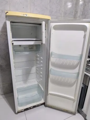 Vende-se geladeira
