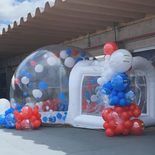 Brinquedo inflável transparente Bubble house 3 x 4 m. Acompanha motor Bivolt.