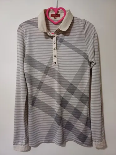 Blusa Burberry de manga comprida e botões frontais.