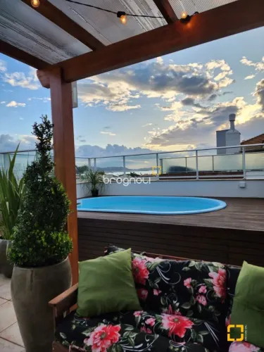 Cobertura à venda, na Cachoeira do Bom Jesus, com 146 m² , piscina e vista mar