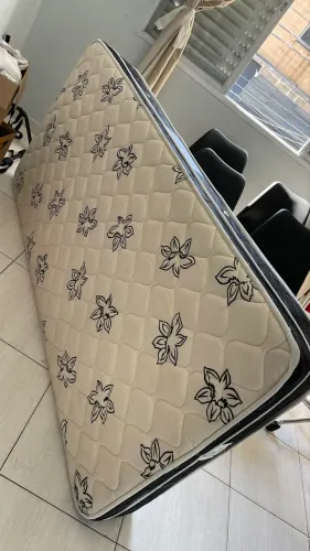 Colchão de solteiro, com Box baú, saia para box e cabeceira 