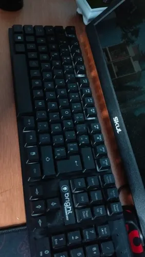 Teclado semi-mecanico da Bright. 