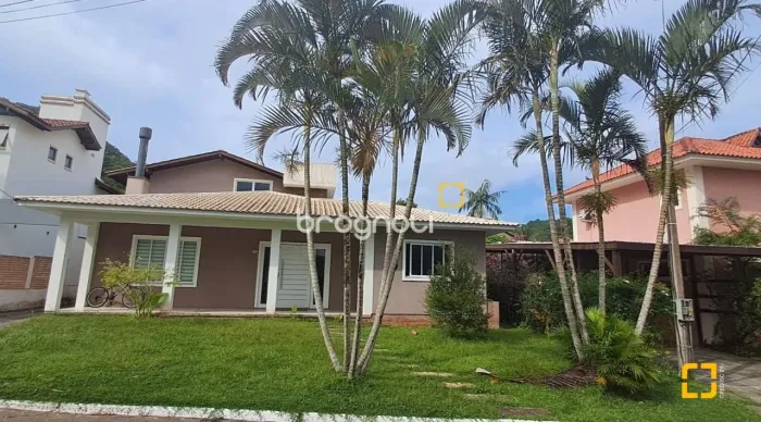 BROGNOLI VENDE- Casa em condomínio fechado no bairro Sambaqui
