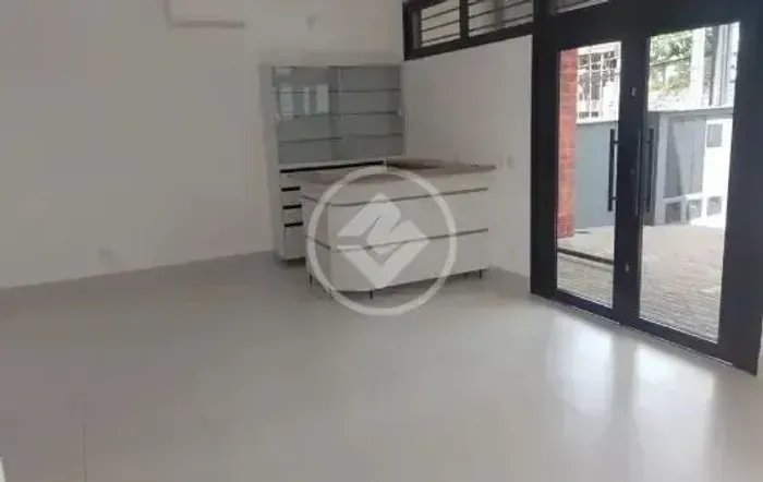 Prédio / Sala com 215m²: locação ideal para clínica ou negócios de saúde e bem-estar no Ce