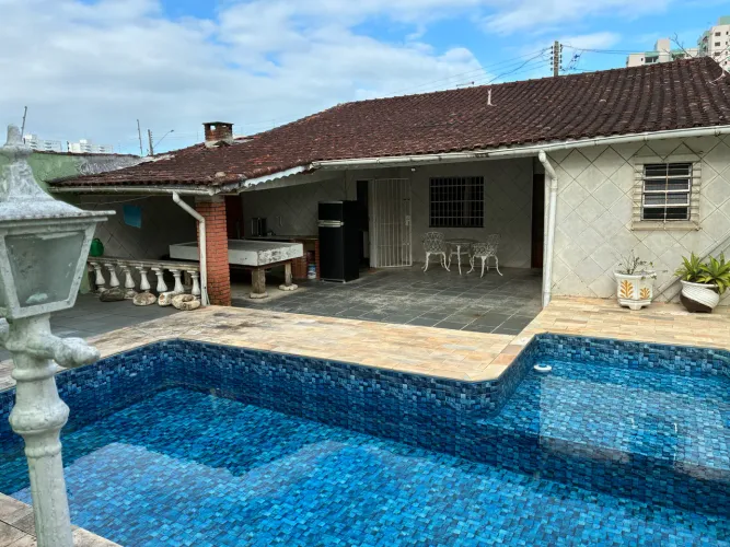 Casa com Piscina a 300m da praia em Mongaguá | Churrasqueira 2 dormitórios e 2 vagas