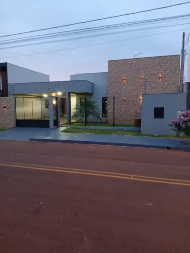 Vende-se casa com piscina aquecida, sistema de geração de energia, próximo ao lago Novo.