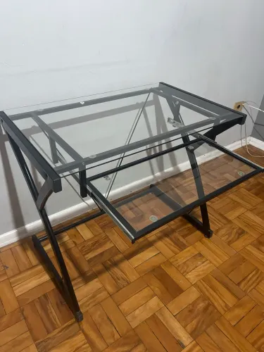 Mesa de vidro para computador
