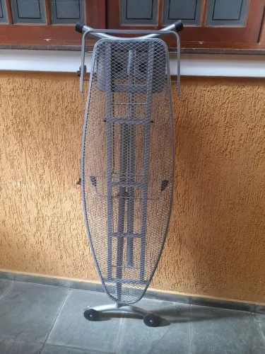 Tábua para passar roupa, grande e bem firme. Toda em alumínio.