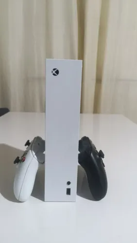 Xbox com jogos pagos GTA 5 e outros, 2 controles (branco e preto).