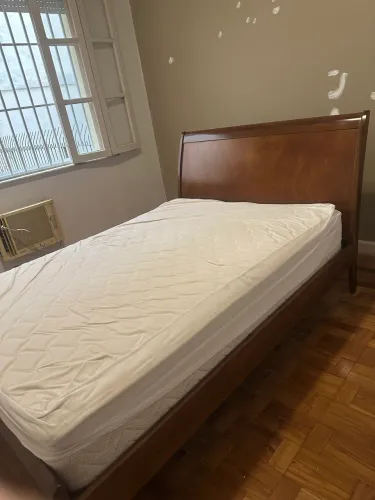 Cama de casal em madeira