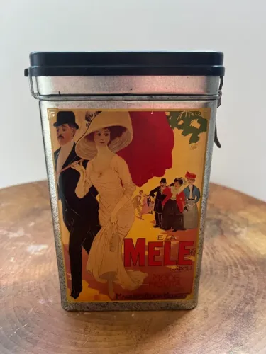 lata metálica decorativa estilo vintage que reproduz um famoso anúncio publicitário em pôs