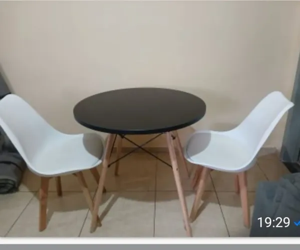 Mesa redonda de madeira com duas cadeiras