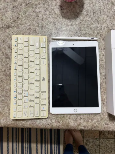 ipad geração 8 32gb + caneta+ teclado + caixa
