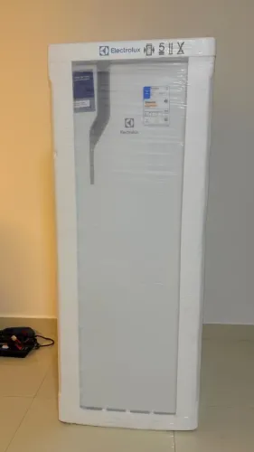 Geladeira 240L Eletrolux RE31 - 110V ( NOVA / LACRADA )