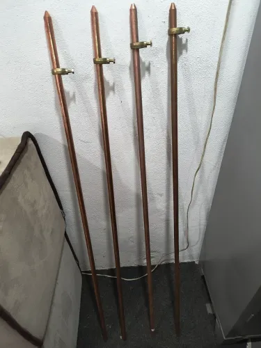 4 hastes de aterramento de 1,20m x 5/8" de diâmetro.