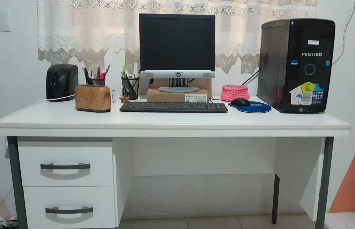 Vendo computador de mesa Positivo, impressora Canon e mesa em MDF.