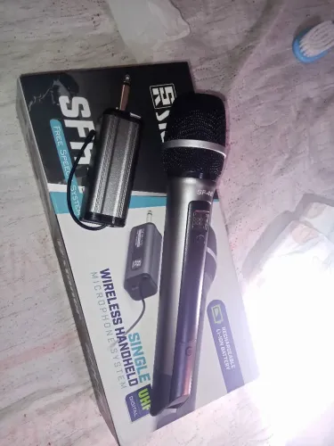 Vendo Microfone Profissional, sem fio ótimo para bandas  valor 350, de ZAP *78