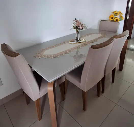 Mesa de jantar com 6 cadeiras