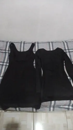 Dois vestidos pretos/em conjunto.