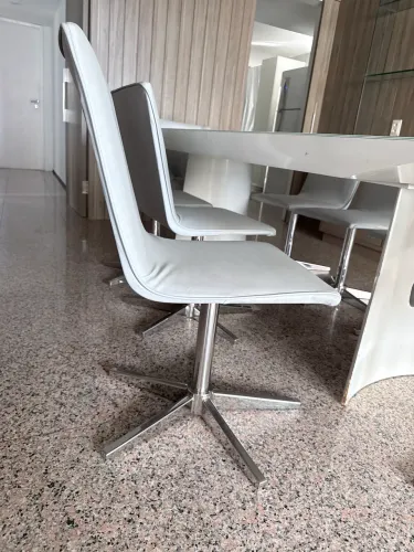 Cadeira branca giratória com pé de aço 