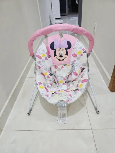 Cadeirinha de descanso para bebê vibra e toca