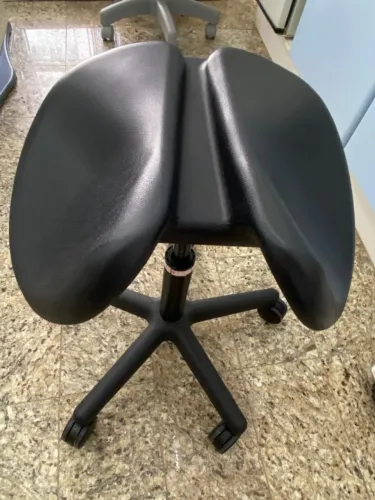Mocho para consultório estilo sela de cavalo