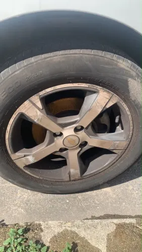 Rodas ônix R15 pneu 185/65 em bom estado