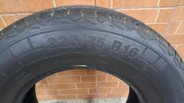 Pneu para Van 225/75 R16 master.