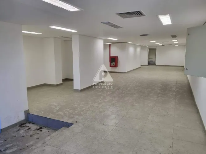 Lojão na Praia de Botafogo sem condominio.