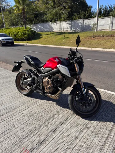 Cb650R bem cuidada com apenas 9mil km rodados