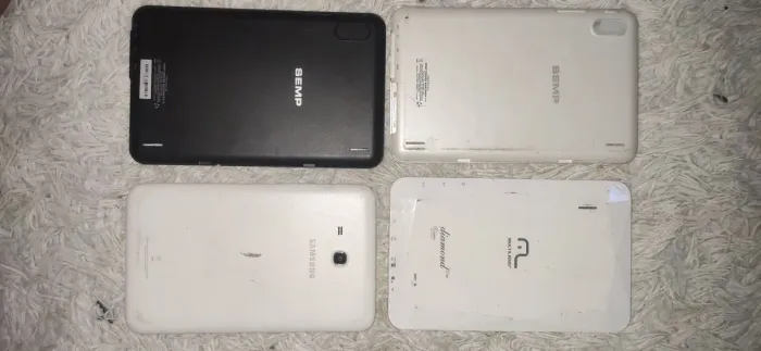 Quatro tablets, 3 funcionando perfeitamente e 1 que vai ate o logo da Multilaser e para.