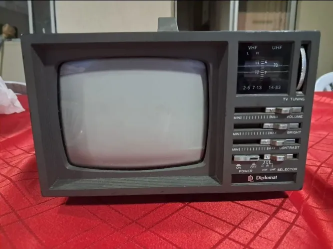 Vendo TV portátil com rádio em ótimo estado. Peça para colecionador.