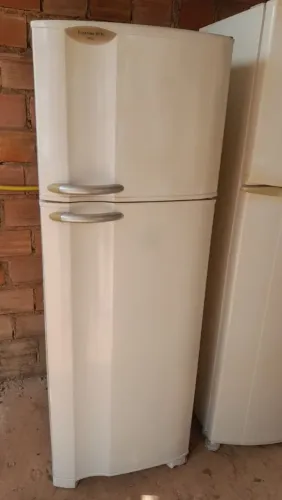 Geladeira dúplex Electrolux frost free semi nova. $670