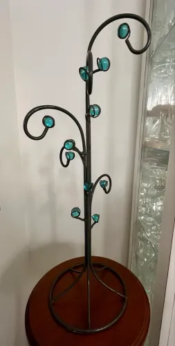 Linda escultura ?Árvore? em ferro e pedras azuis
