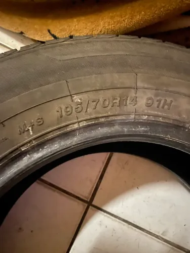 Pneus 195/70R14 usados muito bons
