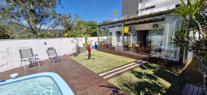 Casa de alto padrão em condomínio fechado com piscina, energia solar e vista panorâmica.