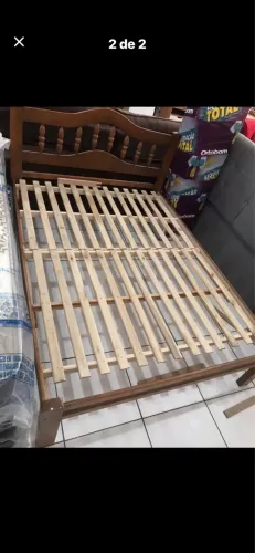 Cama de casal em madeira
