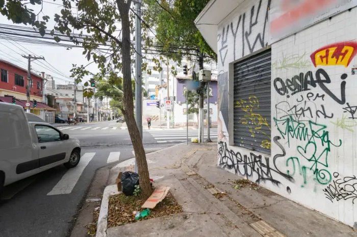 Casa comercial na Rua Simão Álvares, 625  240 m²