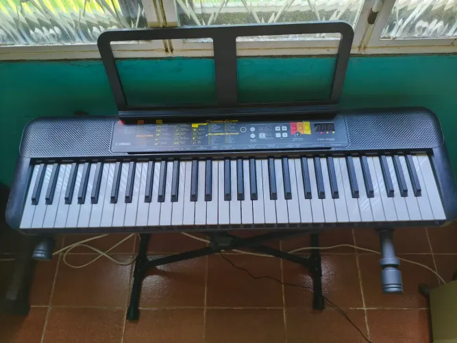 Teclado YAMAHA PSR-F52