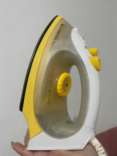 Ferro de passar roupa com e sem vapor