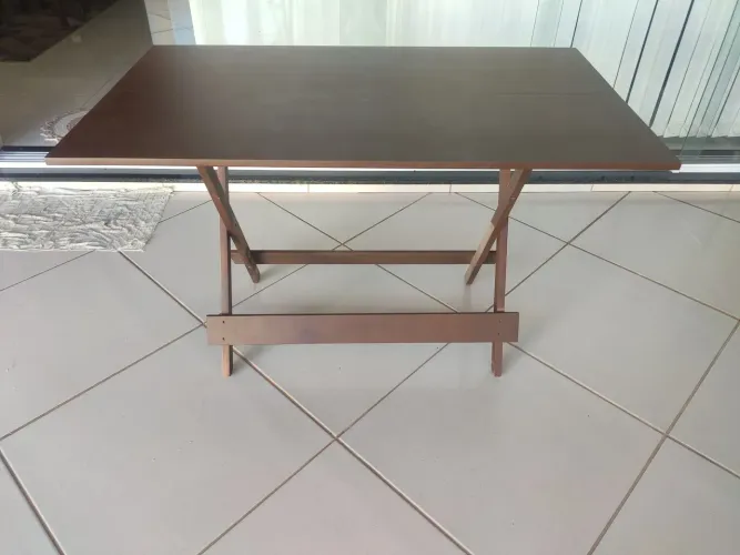 Jogo de Mesa e 4 cadeiras de madeiras dobraveis