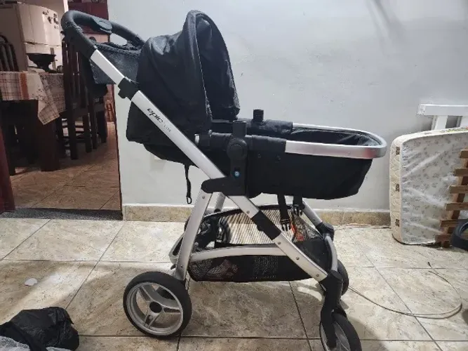 Carrinho de bebe infanti epic lite  3 em 1 completo. Inclui Moisés e bebê conforto. 