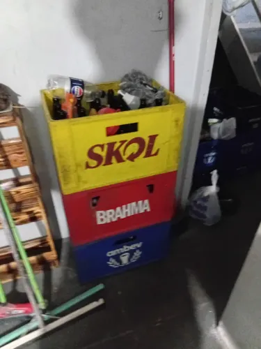 Vendo quatro engradados de cerveja 600ml.