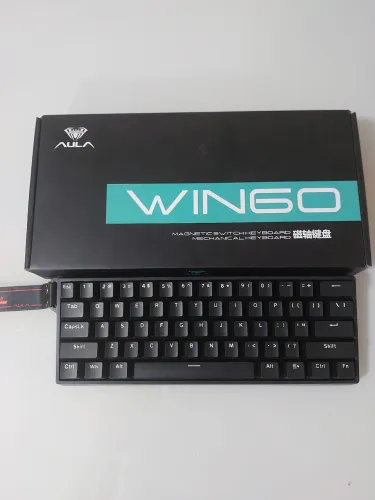 Teclado magnetico aula win 60 HE em excelente estado