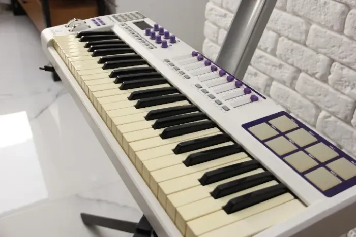 TECLADO CONTROLADOR MIDI WALDMAN CARBON 49 - O INSTRUMENTO IDEAL PARA SUA CRIAÇÃO MUSICAL!